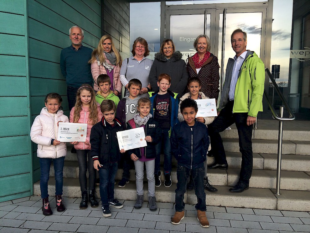 Steffi Schmitz-Görres (3.v.l.), wep-Geschäftsführer Christoph Langel (r.) und Werbegemeinscha Geschäftsführer Ralf Sester (l.) freuen sich mit den Schulsiegern des wep-Laufes 2018. Foto: ferdi