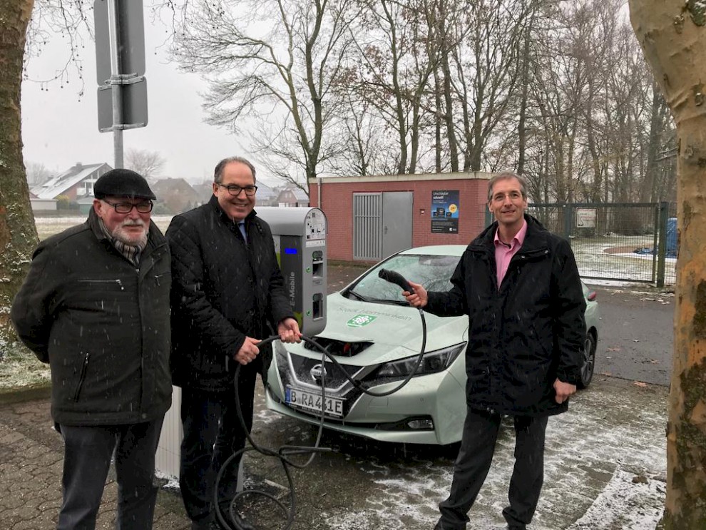 (v. l. n. r.) Helmut Wisniewski (1. Vorsitzender Freibad Verein Dingden e.V.) Bernd Romanski (Bürgermeister Stadt Hamminkeln), Christoph Langel (Geschäftsführung WEP)